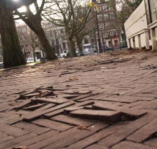 Losliggende klinkers zorgen voor gevaarlijke situaties in het wegdek van Amsterdam