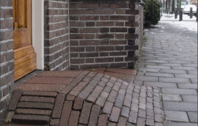 Via opgehoogde stoepen kunnen mensen met een rolstoel gemakkelijker bij de voordeur komen