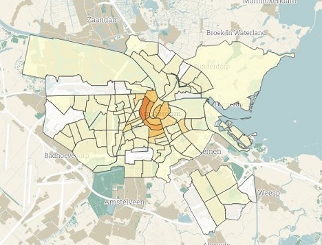 Op deze plattegrond van Amsterdam staat per buurt het aantal meldingen van vermoedelijke illegale toeristische verhuur. Het aantal meldingen is het grootst in het centrum van Amsterdam.