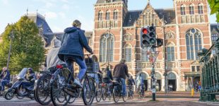 Een stroom fietsers richting het Rijksmuseum in Amsterdam