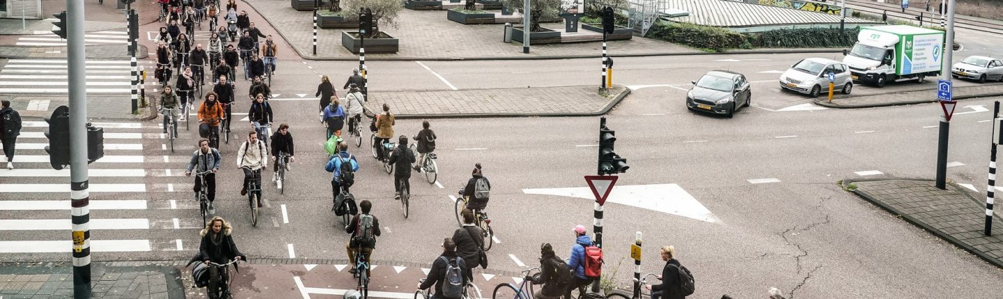 Een van de drukste kruispunten in Amsterdam is vlakbij het Waterlooplein