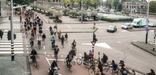 Een van de drukste kruispunten in Amsterdam is vlakbij het Waterlooplein