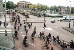 Een van de drukste kruispunten in Amsterdam is vlakbij het Waterlooplein