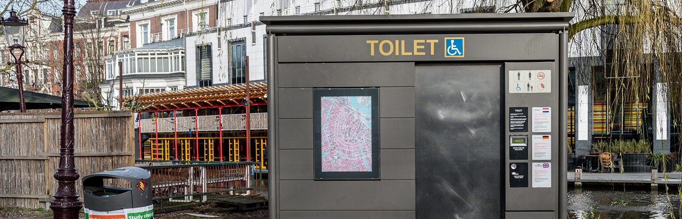 Een van de openbare toiletten in Amsterdam staat vlakbij het Leidseplein in Amsterdam