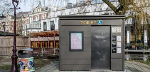 Een van de openbare toiletten in Amsterdam staat vlakbij het Leidseplein in Amsterdam