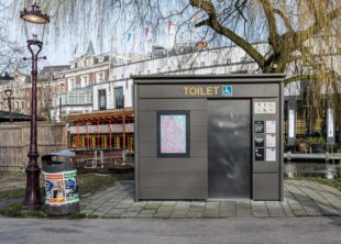 Een van de openbare toiletten in Amsterdam staat vlakbij het Leidseplein in Amsterdam