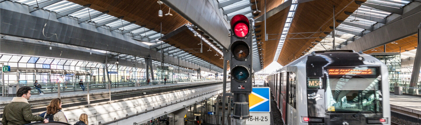 rood stoplicht in het metrostation van Amsterdam