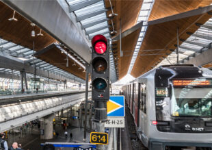 rood stoplicht in het metrostation van Amsterdam