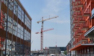 Lees het rekenkameronderzoek naar de gebiedsontwikkeling en betaalbare woningen in Amsterdam